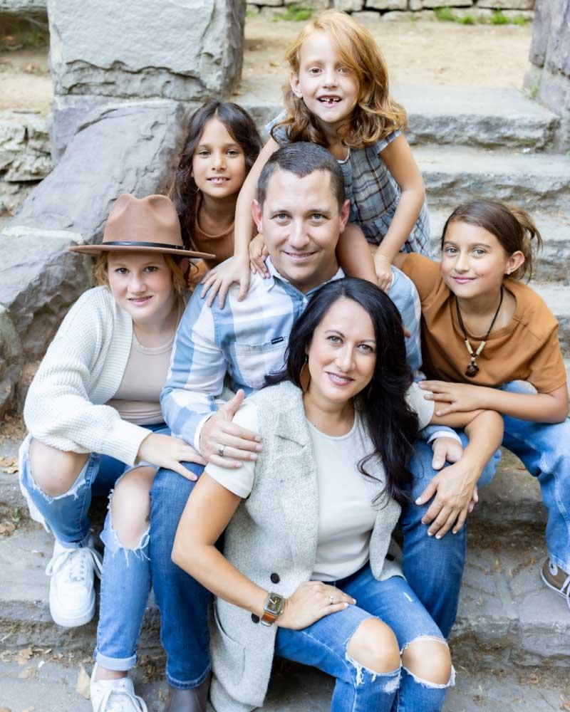 尼克·里德(中)和他的家人. 左起顺时针:女儿李斯、科里、查理、艾米和妻子瑞秋. (图片来源:Matthew Watson Photography)